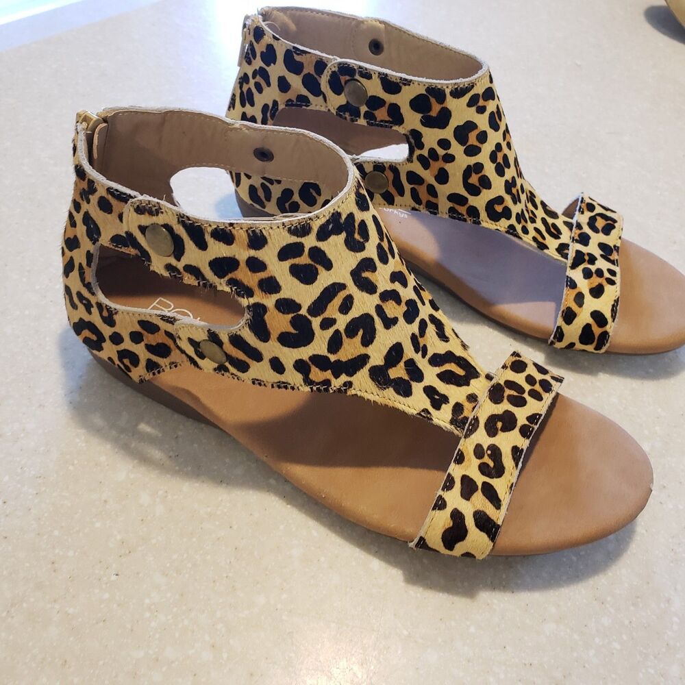 Boutique by Corkys Jayde Leopard  T Strap Animal Hair Zipper Flat Sandals Sz 9
